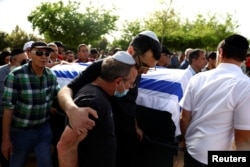 تشییع جنازه پیکر تومر موراد، یکی از کشته شدگان در حمله مسلحانه پنجشنبه شب در تل‌آویو. کفار سابا، اسرائیل. ١٠ آوریل ٢٠٢٢