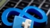 Las imágenes impresas en 3D de los logotipos de Facebook y la empresa matriz Meta Platforms se ven en el teclado de una computadora portátil en esta ilustración tomada el 2 de noviembre de 2021. [REUTERS/Dado Ruvic/Ilustración]