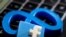 Ilustrasi - Logo 3D Facebook dan perusahaan induk Meta Platform di atas keyboard laptop, 2 November 2021. (REUTERS/Dado Ruvic).