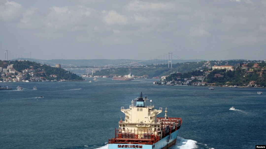 Markab ka gudbaya gacanka Bosphorus ee dalka Turkiga