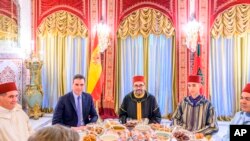 Perdana Menteri Spanyol Pedro Sanchez (kedua dari kiri) dan Raja Mohammed VI (tengah) beserta jajarannya berpose bersama sebelum berbuka puasa di tengah kunjungan Sanchez ke Maroko pada 7 April 2022. (Foto: Moroccan Royal Palace via AP)