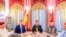 Perdana Menteri Spanyol Pedro Sanchez (kedua dari kiri) dan Raja Mohammed VI (tengah) beserta jajarannya berpose bersama sebelum berbuka puasa di tengah kunjungan Sanchez ke Maroko pada 7 April 2022. (Foto: Moroccan Royal Palace via AP)