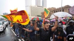 Warga Sri Lanka berdemo di luar kantor presiden menuntut pengunduran diri Presiden Gotabaya Rajapaksa karena krisis utang yang melilit negara itu, di Kolombo, Minggu, 10 April 2022. 