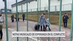  “Trato de propagar energía positiva”: pianista alegra a refugiados ucranianos