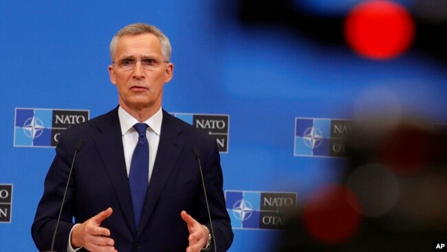 Sekretari i Përgjithshëm i NATO-s, Jens Stoltenberg, duke folur në Bruksel pas takimit të ministrave të jashtëm (7 prill 2022)