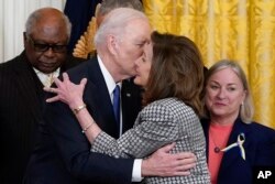 Beyaz Saray'da 5 Nisan Salı günü düzenlenen bir etkinlikte Başkan Biden ve Temsilciler Meclisi Başkanı Pelosi