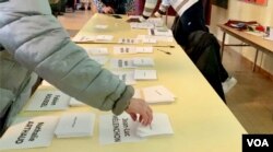 Votación en la primera vuelta de las elecciones presidenciales en el norte de París. [Lisa Bryant/VOA]