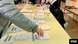 Voting in the first round of presidential elections in northern Paris. (Lisa Bryant/VOA)