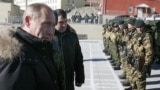 普京访问分布在车臣附近动荡的北高加索山脉中的军事基地。