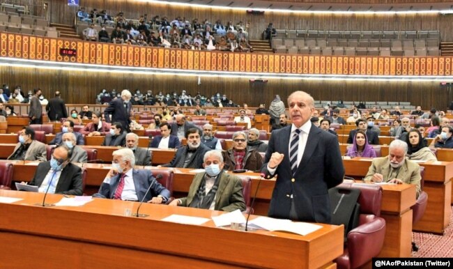 شہباز شریف اسمبلی میں خطاب کررہے ہیں۔ انہیں اپوزیشن جماعتوں کے نیا وزیر اعظم نامزد کیا ہے۔