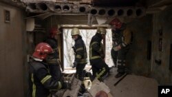 ইউক্রেনের খারকিভে রাশিয়ার হামলায় ক্ষতিগ্রস্ত একটি আবাসিক ভবনকে রক্ষার চেষ্টা করছেন দমকলকর্মীরা, ৯ এপ্রিল ২০২২।