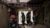 Los bomberos trabajan para proteger un edificio residencial previamente dañado por un ataque ruso en Kharkiv, Ucrania, el 9 de abril de 2022.