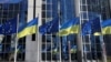 Bendera Uni Eropa dan Ukraina berkibar di luar gedung Parlemen Eropa, di Brussel, Belgia, 28 Februari 2022. (Foto: Reuters)