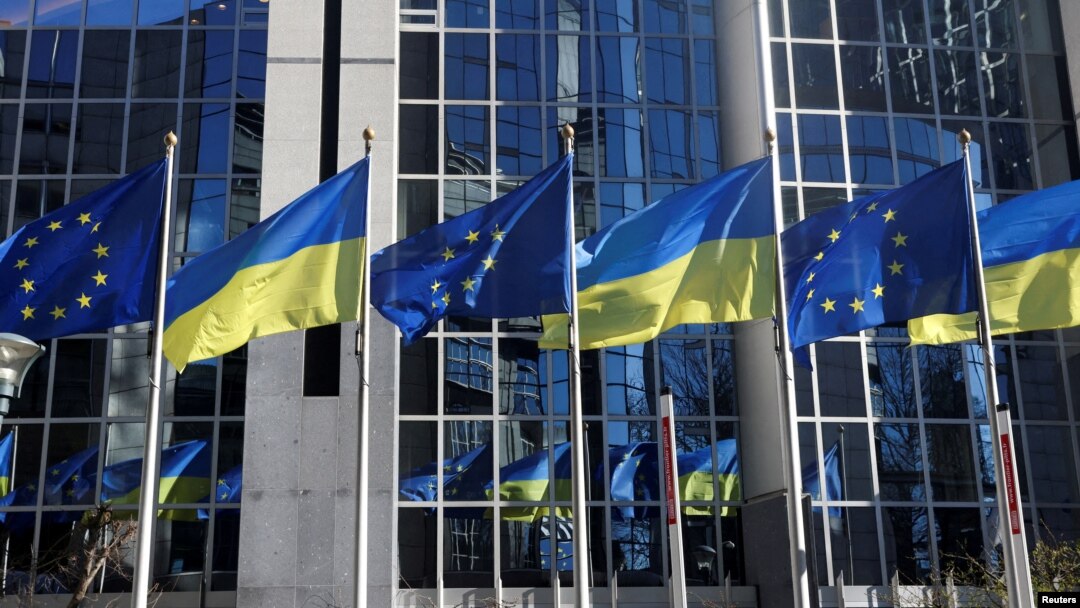 Bendera Uni Eropa dan Ukraina berkibar di luar gedung Parlemen Eropa, di Brussel, Belgia, 28 Februari 2022. (Foto: Reuters)