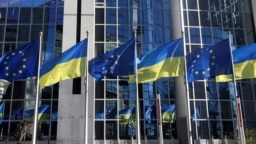 Bendera Uni Eropa dan Ukraina berkibar di luar gedung Parlemen Eropa, di Brussel, Belgia, 28 Februari 2022. (Foto: Reuters)