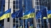 资料照：布鲁塞尔欧洲议会建筑物飘扬的欧盟与乌克兰旗帜。（2022年2月28日）