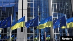 Bendera Uni Eropa dan Ukraina berkibar di luar gedung Parlemen Eropa, di Brussel, Belgia, 28 Februari 2022..(Foto: REUTERS)