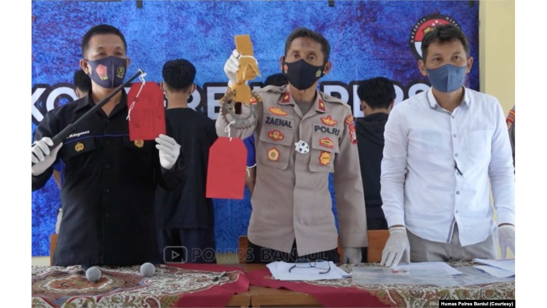 Kepala Kepolisian Sektor Banguntapan, Komisaris Polisi Zaenal Supriyatna (tengah) dan barang bukti. (Foto: Humas Polres Bantul)