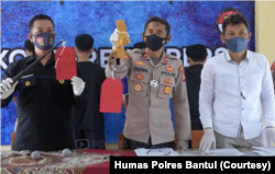 Kepala Kepolisian Sektor Banguntapan, Komisaris Polisi Zaenal Supriyatna (tengah) dan barang bukti. (Foto: Humas Polres Bantul)