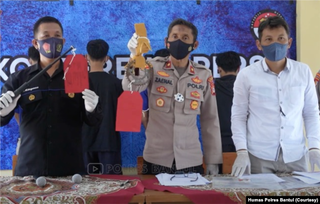 Kepala Kepolisian Sektor Banguntapan, Komisaris Polisi Zaenal Supriyatna (tengah) dan barang bukti. (Foto: Humas Polres Bantul)