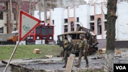 Ukrainian troops patrol Borodyanka, Ukraine, days after retaking the town from Russian soldiers, April 6, 2022. (Heather Murdock/VOA)
