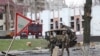 乌克兰军人2022年4月6日在几日前收复的博罗江卡镇巡逻。(美国之音希瑟·默多克拍摄)