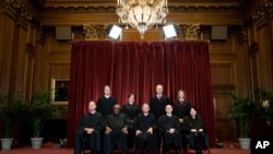 Miembros de la Corte Suprema posan para una foto grupal en la Corte Suprema en Washington, 23 de abril de 2021.