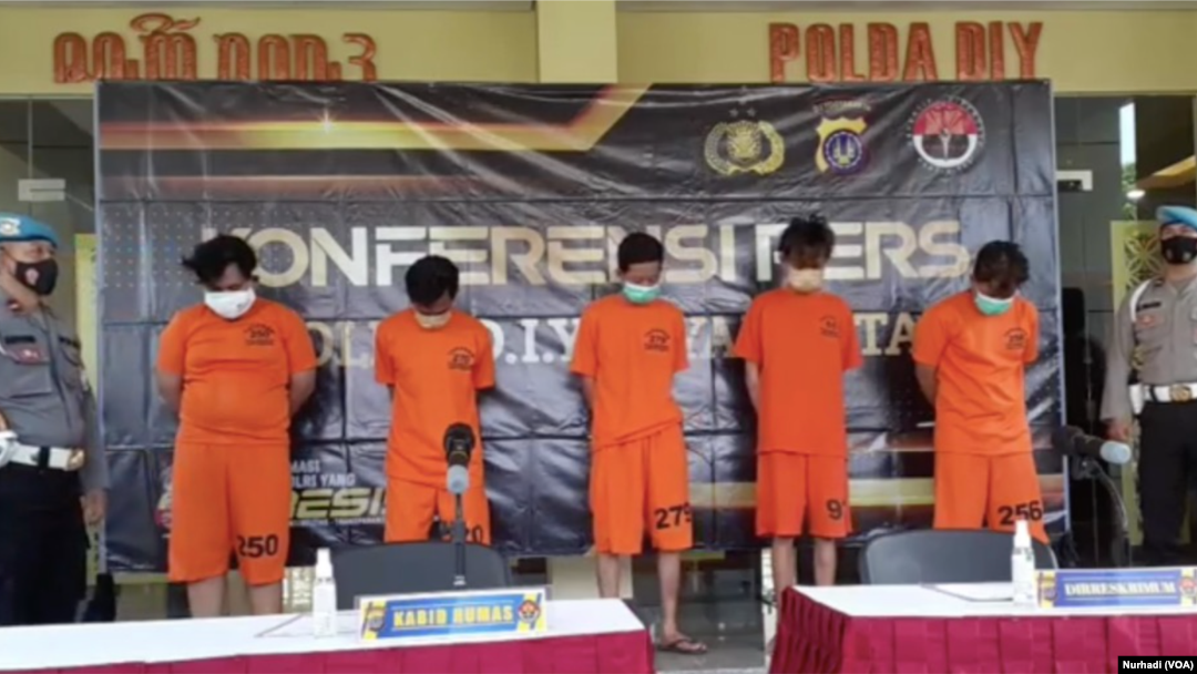 Lima tersangka pelaku aksi kekerasan yang merupakan anggota geng sekolah dihadirkan di Polda DIY, Senin (11/4)