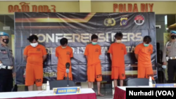Lima siswa tersangka pelaku aksi kekerasan yang merupakan anggota sebuah geng sekolah dihadirkan di Polda Daerah Istimewa Yogyakarta, pada 11 April 2022 (foto: ilustrasi). 