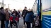 La gente sube a un tren en Odesa, en el sur de Ucrania, el 23 de marzo de 2022.