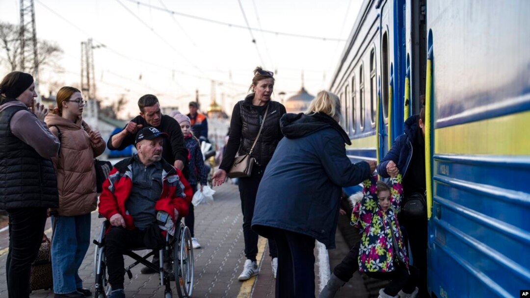 La gente sube a un tren en Odesa, en el sur de Ucrania, el 23 de marzo de 2022.