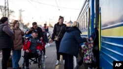 La gente sube a un tren en Odesa, en el sur de Ucrania, el 23 de marzo de 2022.