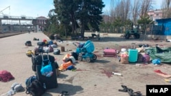 این تصویر را ولادمیر زیلینسکی، رییس جمهور اوکراین، پس از حمله بر قطار آهن در تلگرام خود نشر کرده، تصویری که در آن لکه ها خون ،‌ بکس های سفری و وسایط انتقال کودکان مشاهده می شود