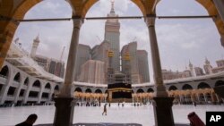 Sejumlah jemaah haji tampak saling menjaga jarak ketika melaksanakan tawaf mengelilingi Ka'bah dalam ritual ibadah haji di Makkah, Arab Saudi, pada 22 Juli 2021. (Foto: AP/Amr Nabil) 