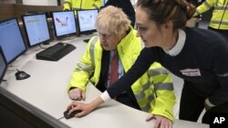 Perdana Menteri Inggris Boris Johnson saat berkunjung ke lokasi pembangunan PLTN Hinkley Point C di Somerset, Inggris, Kamis, 7 April 2022. (Foto: via AP)