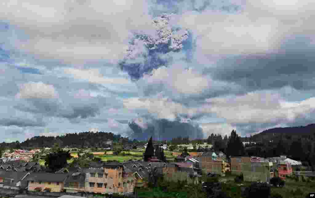 인도네사아 수마트라섬 북부에 위치한 시나붕 화산이 폭발해 연기가 치솟고 있다. 