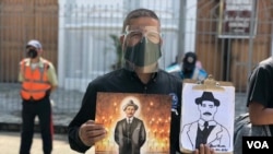 Un ciudadano sostiene imágenes del Dr. José Gregorio Hernández a los alrededores de la Iglesia Nuestra Señora de la Candelaria, Caracas, durante la celebración de la beatificación del médico venezolano. 