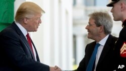 Presiden Donald Trump menyambut Perdana Menteri Italia Paolo Gentiloni saat ia tiba di Sayap Barat Gedung Putih di Washington, 20 April 2017.