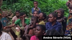 Les populations autochtones à Kabo dans la Sangha boudent la fermeture de la chasse, à Congo-Brazzaville, le 7 novembre 2018. (VOA/Arsène Séverin)