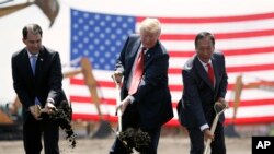 El presidente Donald Trump (centro), junto con el gobernador de Wisconsin Scott Walker (izq.), y el presidente de Foxconn, Terry Gou, participan en un evento innovador para las nuevas instalaciones de Foxconn en Mt. Pleasant, Wisconsin. Junio 28 de 2018.