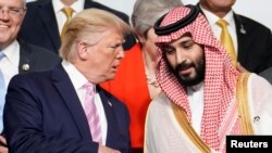 Archivo - El presidente Donald Trump conversa con el principe heredero de Arabia Saudita, Mohammed bin Salman, durante una sesión fotográfica en la Cumbre del G20, en Osaka, Japón. Junio 28, 2019. 