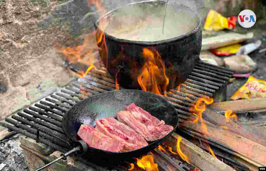 En la pandemia, la fundaci&#243;n llev&#243; parrillas y ollas para que los beneficiarios pudieran cocinar sus propios alimentos.