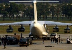 지난 2009년 12월 태국 방콕 돈무앙 공항에서 경찰이 북한산 무기를 적재한 카자흐스탄 발 항공기를 조사하고 있다. 당시 중동으로 불법 수출되는 무기라는 의심을 받았다. (자료사진)