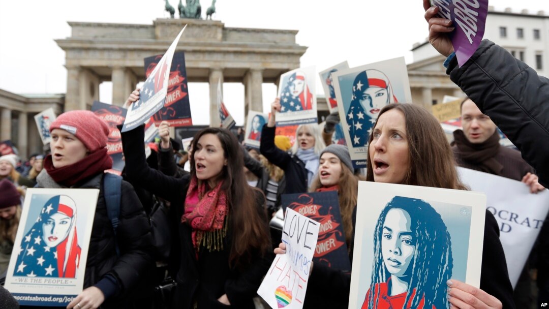 Para peserta demonstrasi 'Berlin Women's March on Washington' di depan Gerbang Brandenburg di Berlin, Jerman (21/1). (AP/Michael Sohn)