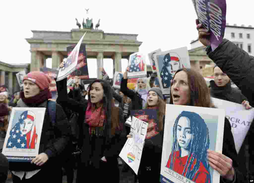 Protesters attend a &#39;Berlin Women&#39;s March on Washington&#39; demonstration in front of the Brandenburg Gate in Berlin, Germany, Saturday, Jan. 21, 2017, the day after the inauguration of Donald Trump as new President of the United States. (AP Photo/Michael Sohn)