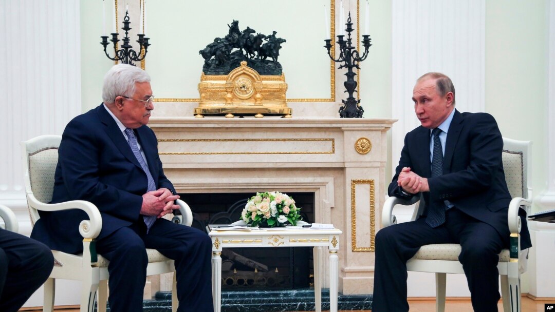 Presiden Rusia Vladimir Putin (kanan), berbincang dengan Presiden Palestina Palestina Mahmoud Abbas, dalam pertemuan di Kremlin, di Moscow, 12 Februari 2018.