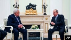 Presiden Rusia Vladimir Putin (kanan), berbincang dengan Presiden Palestina Palestina Mahmoud Abbas, dalam pertemuan di Kremlin, di Moscow, 12 Februari 2018.