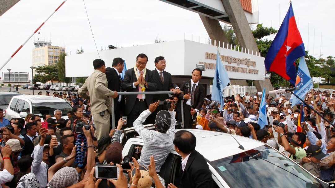 Ketua partai oposisi Kamboja (CNRP), Sam Rainsy, disambut oleh para pendukungnya saat tiba di bandara internasional Phnom Penh, Kamboja, 19 Juli 2014 (Foto: dok).