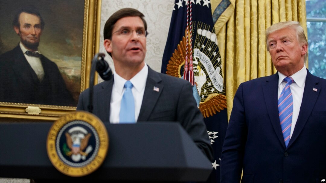 El presidente Trump junto con el Secretario de Defensa Mark Esper durante una ceremonia en la Casa Blanca.