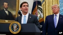 El presidente Trump junto con el Secretario de Defensa Mark Esper durante una ceremonia en la Casa Blanca.